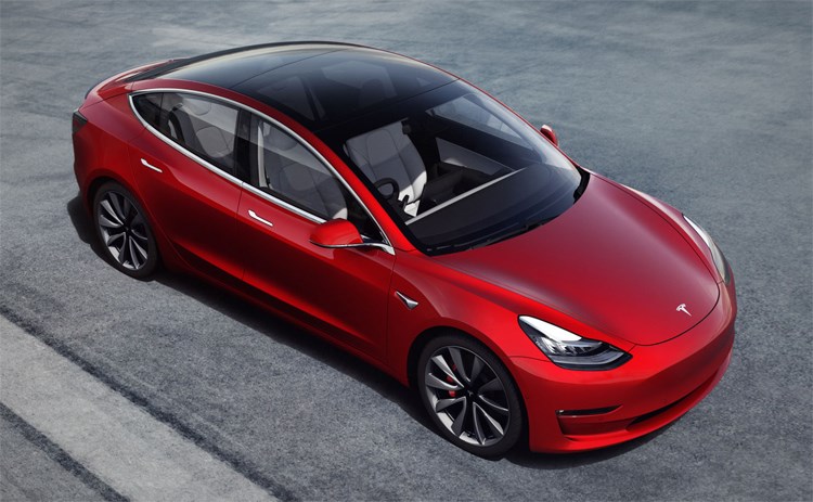 Tesla'nın otopilotu artık hız tabelalarını tanıyabiliyor