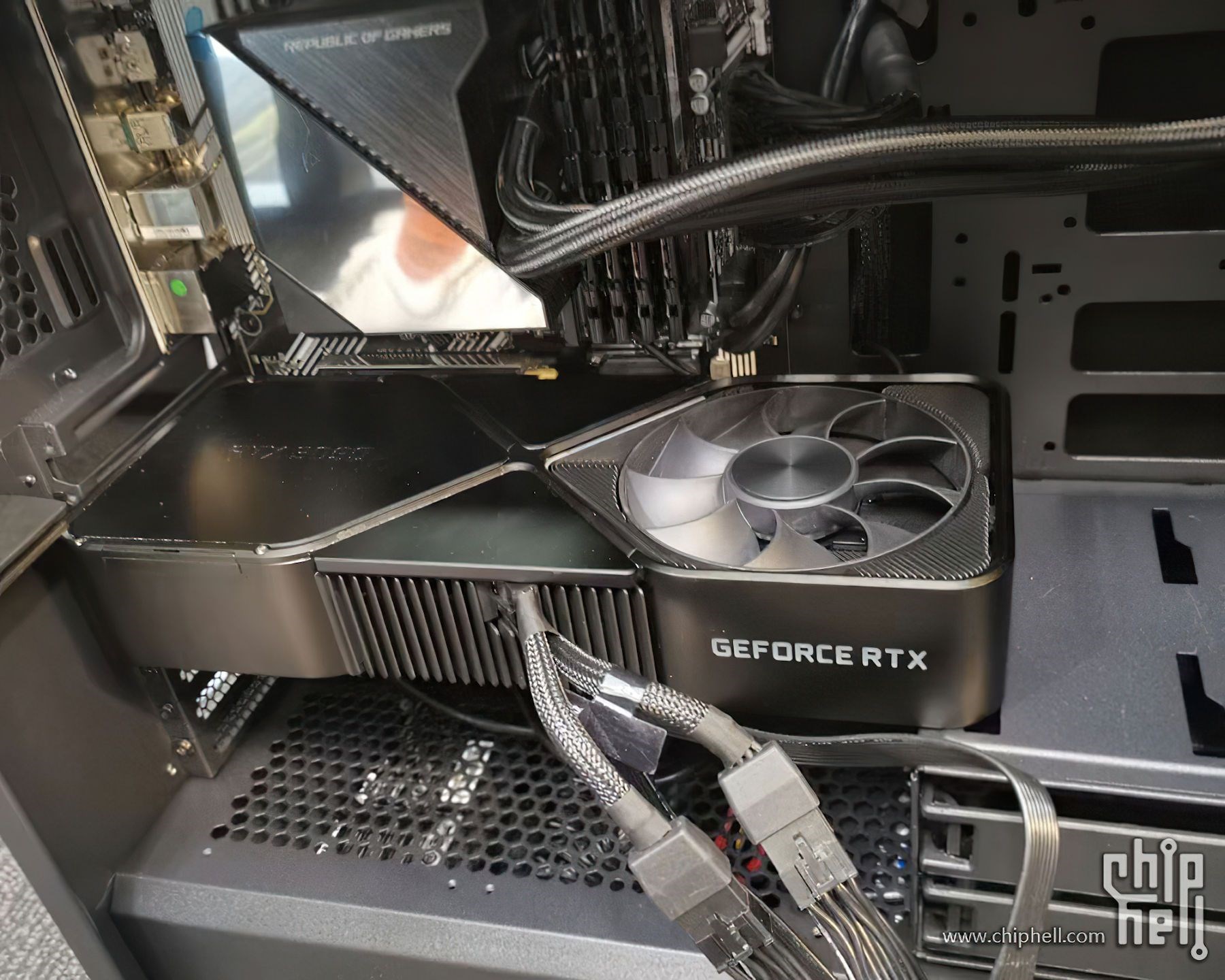 RTX 3090 kasa içerisinde görüntülendi, RTX 3080 yakın çekimleri paylaşıldı