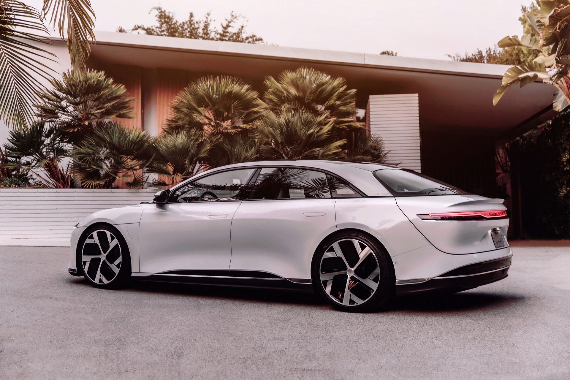 Elektrikli araç dünyasının yeni yıldızı olmaya aday: Lucid Air hakkında her şey!