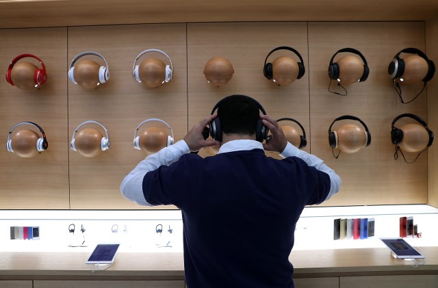 Apple Store mağazalarında üçüncü taraf kulaklıklar kaldırılıyor