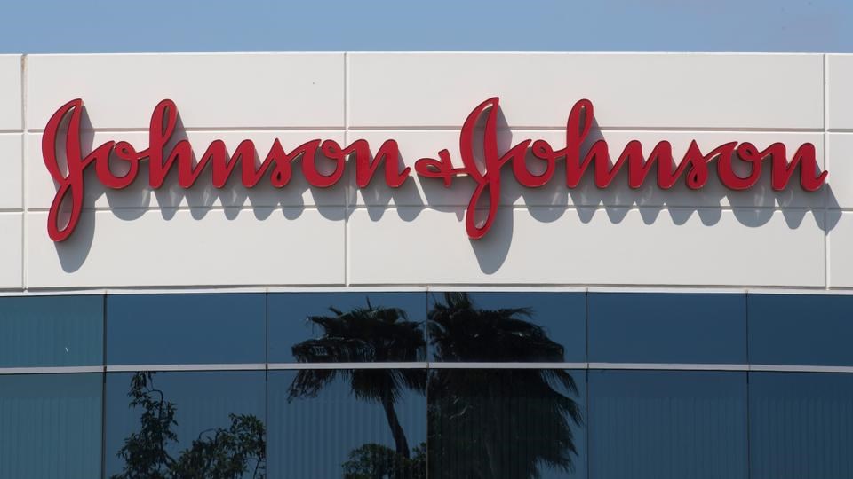 Kovid-19 aşısı geliştiren Johnson & Johnson, bilinmeyen bir hastalık nedeniyle testleri durdurdu