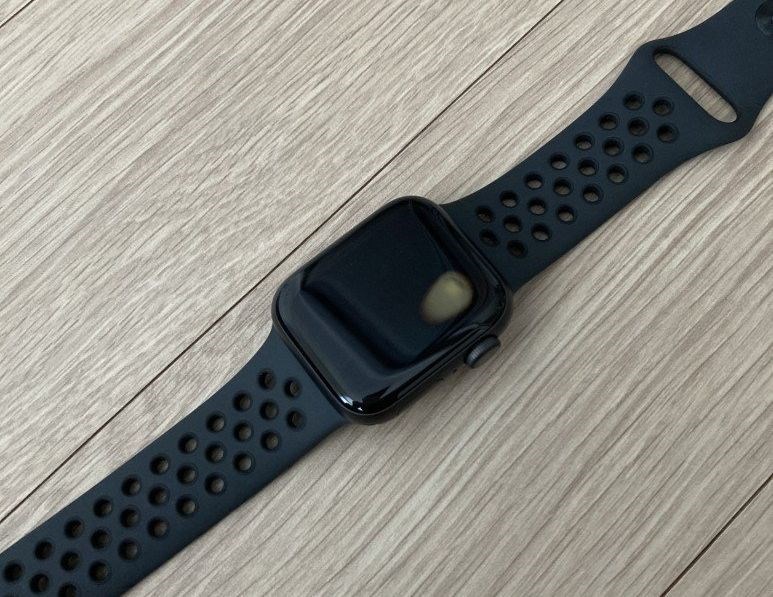 Apple Watch SE'de aşırı ısınma sorunu: Bileği yakıyor, ekranda leke oluşuyor