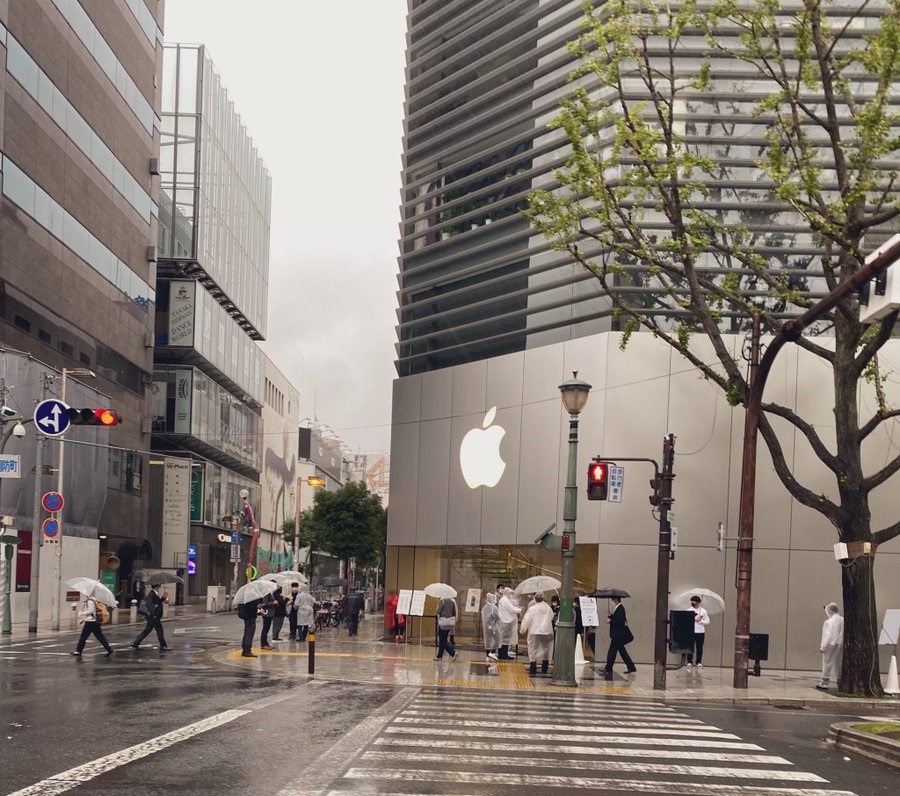 Pandemiye rağmen Apple mağazalarında yine iPhone sırası var