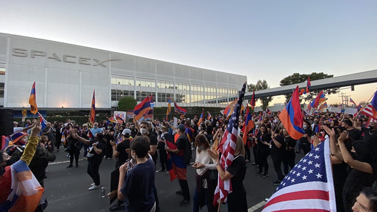 Ermeniler SpaceX genel merkezi önünde toplandı: Turksat 5A'yı protesto ediyorlar