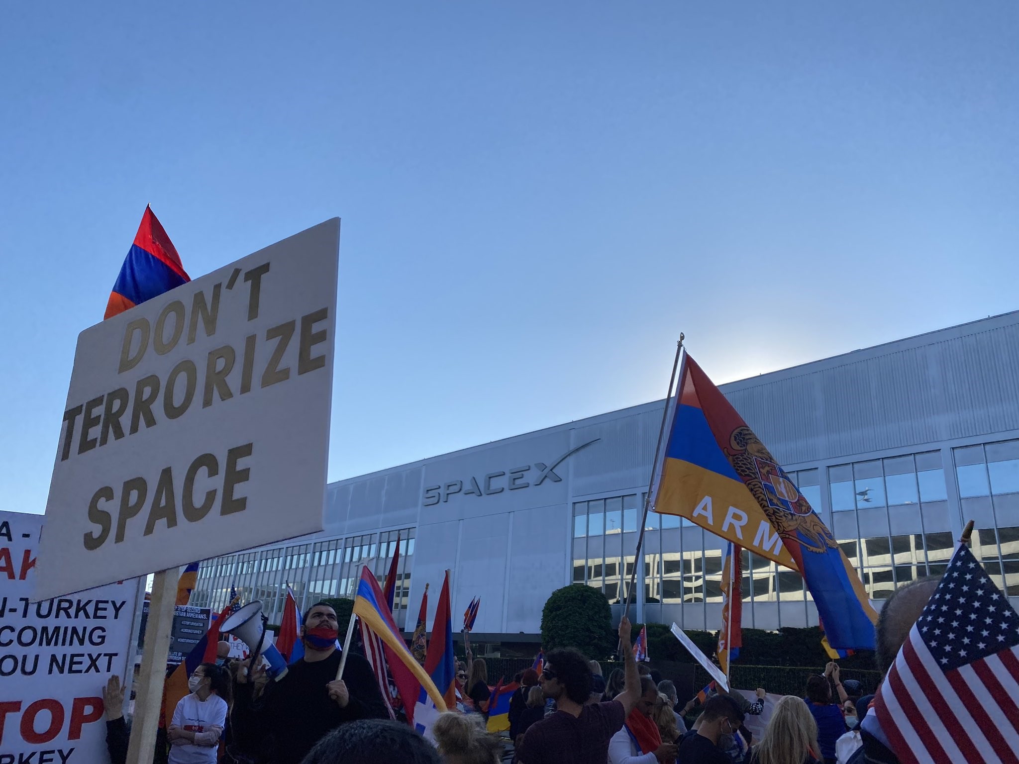 Ermeniler SpaceX genel merkezi önünde toplandı: Turksat 5A'yı protesto ediyorlar