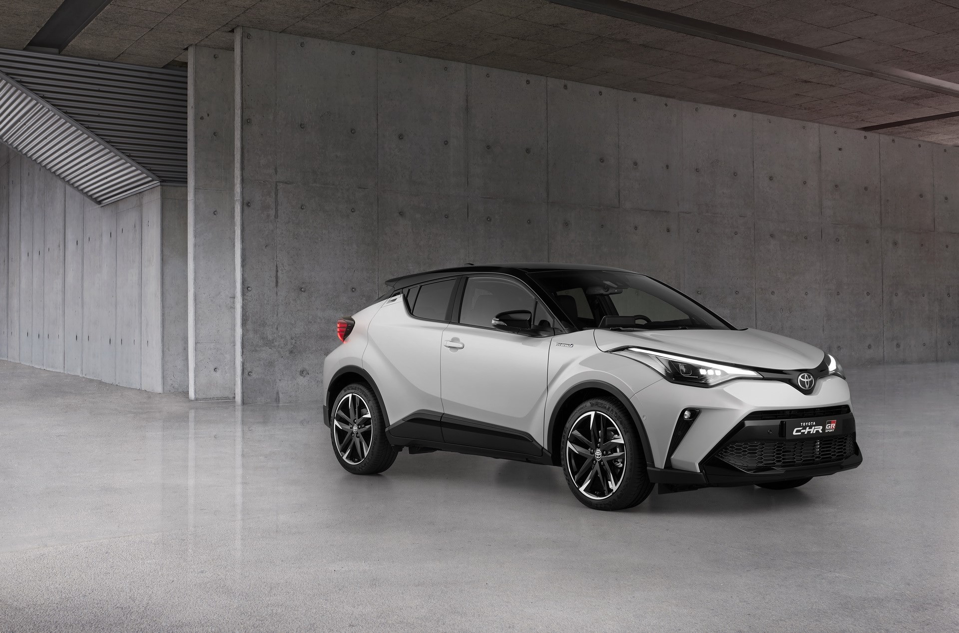 2021 Toyota C-HR, yeni GR Sport donanımıyla daha dinamik bir görünüme kavuşuyor