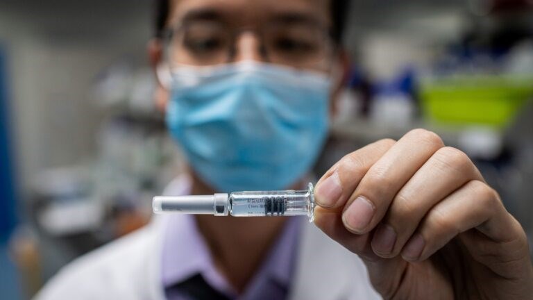 Brezilya, Türkiye'de de test edilen CoronaVac isimli aşının denemelerini durdurdu