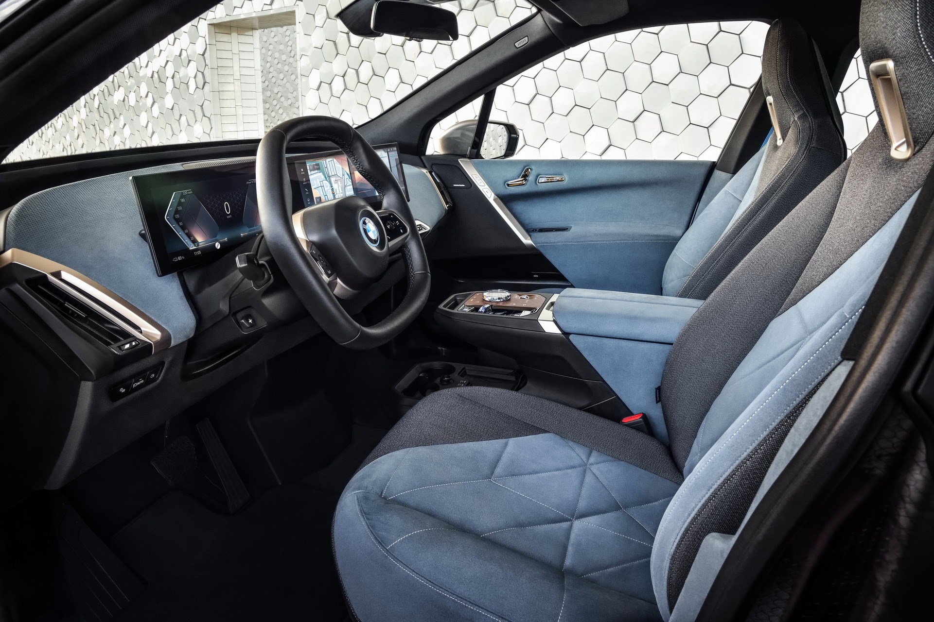 BMW, yeni elektrikli SUV modeli iX'i tanıttı