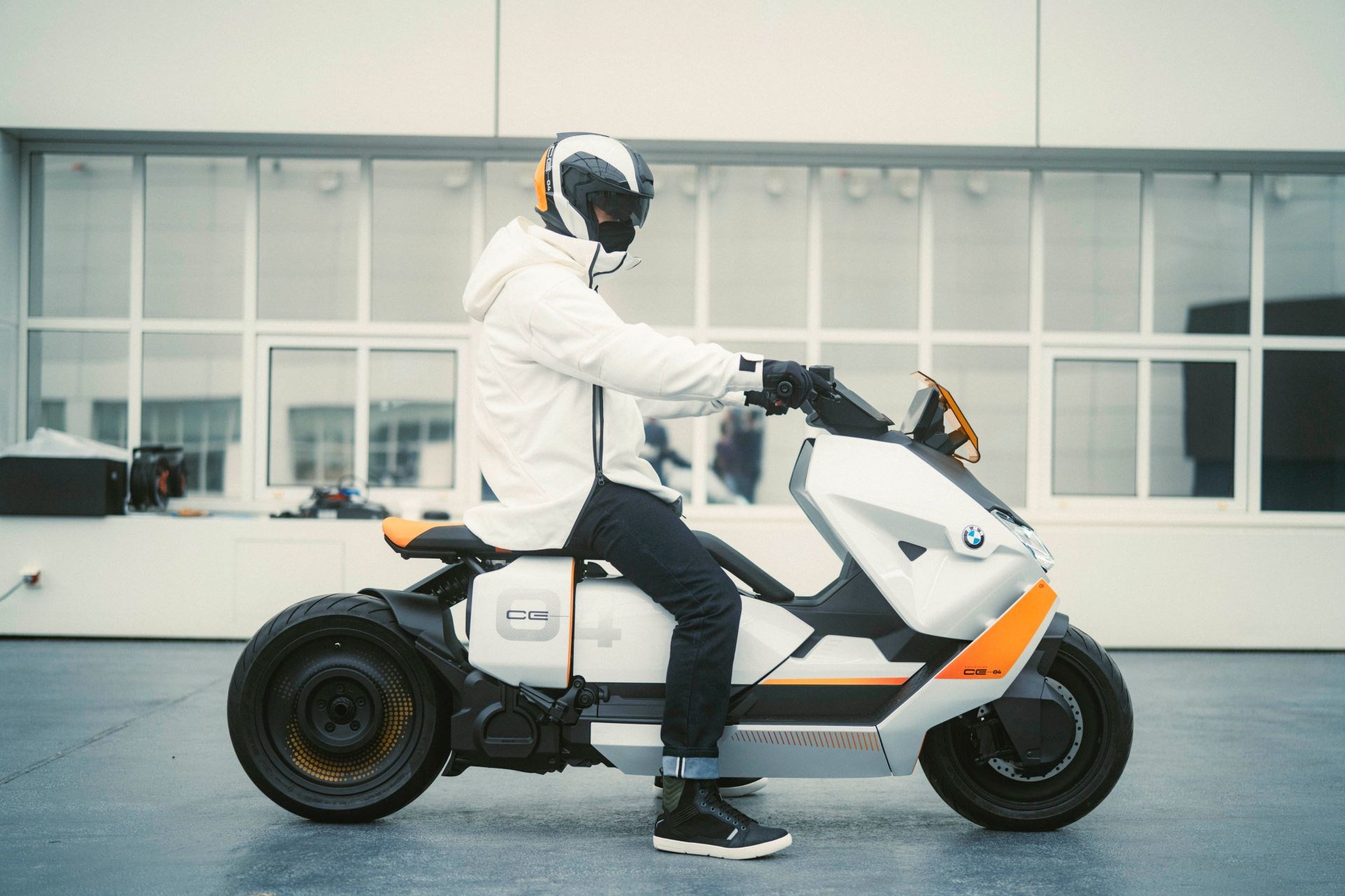BMW Motorrad, tasarımıyla dikkat çeken elektrikli motosikleti Definition CE 04'ü gösterdi