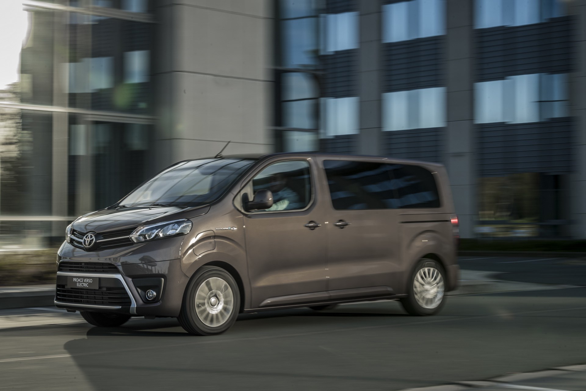 2021 Toyota Proace Verso Electric tanıtıldı