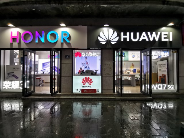 Huawei, hayatta kalmasını sağlamak için Honor markasını sattı