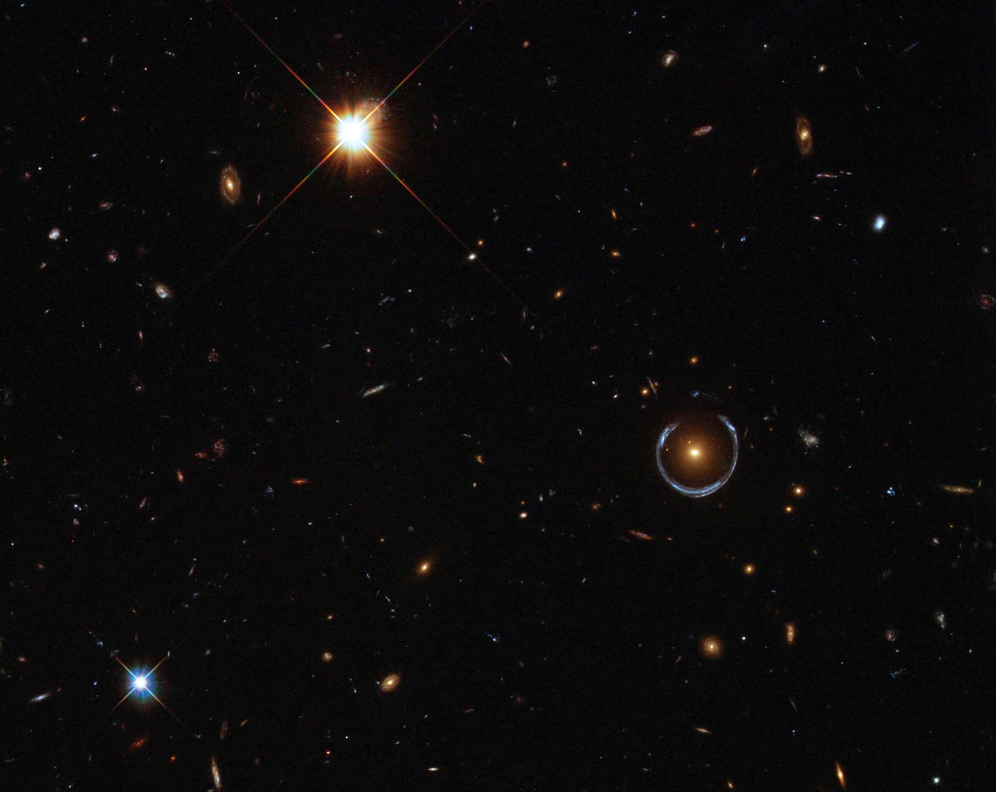 Uzay-zamanı büken galaksiler, 'Einstein Halkası' oluşturdu: İşte inanılmaz görüntü