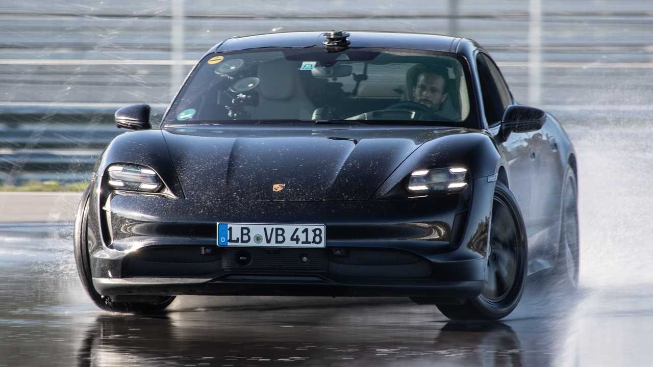 Porsche Taycan, 42 km boyunca drift atan ilk elektrikli otomobil oldu