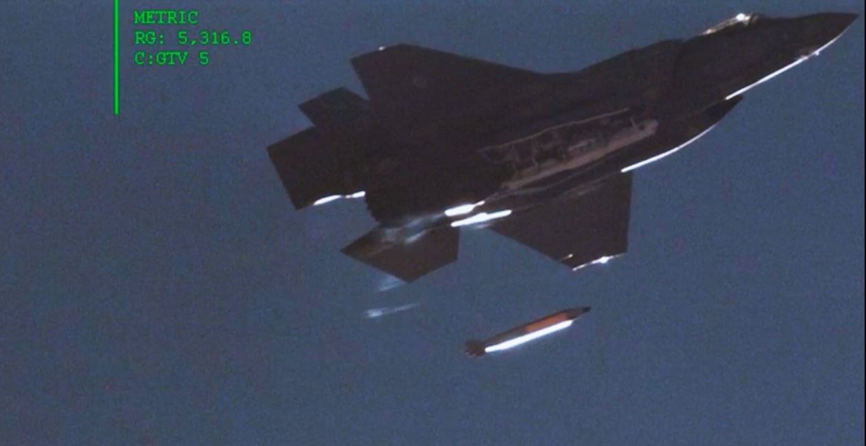 F-35A savaş uçağı, süpersonik hızda uçarken attığı nükleer bomba modeliyle görüntülendi