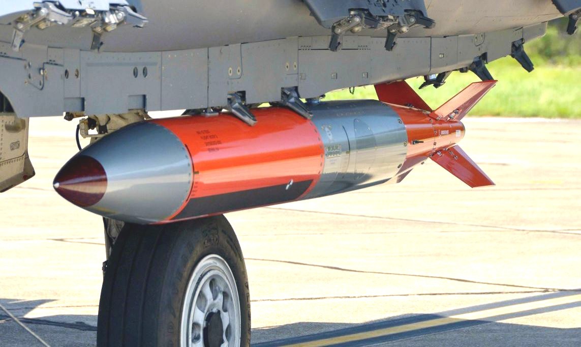 F-35A savaş uçağı, süpersonik hızda uçarken attığı nükleer bomba modeliyle görüntülendi