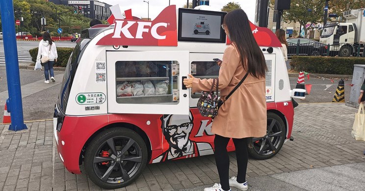KFC, Çin’in Şangay kentinde otonom araçlar içinde tavuk ürünleri satmaya başladı