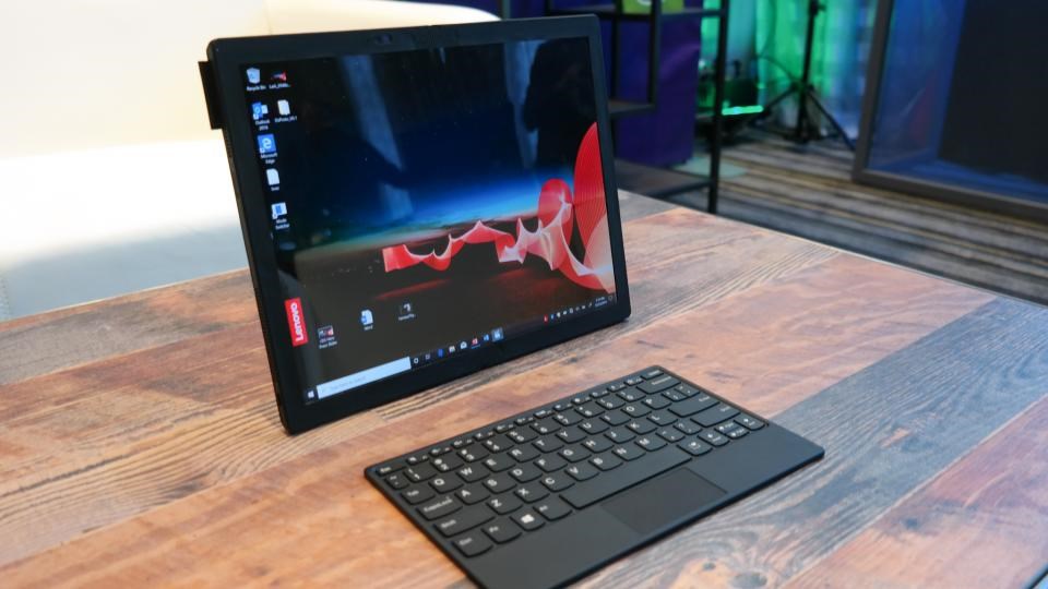 Katlanabilir Lenovo ThinkPad X1 Fold rekor fiyattan satışa çıkıyor
