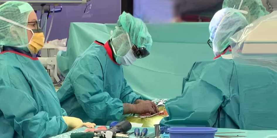 İsviçre'de dünyanın ilk artırılmış gerçeklik omurga ameliyatı yapıldı