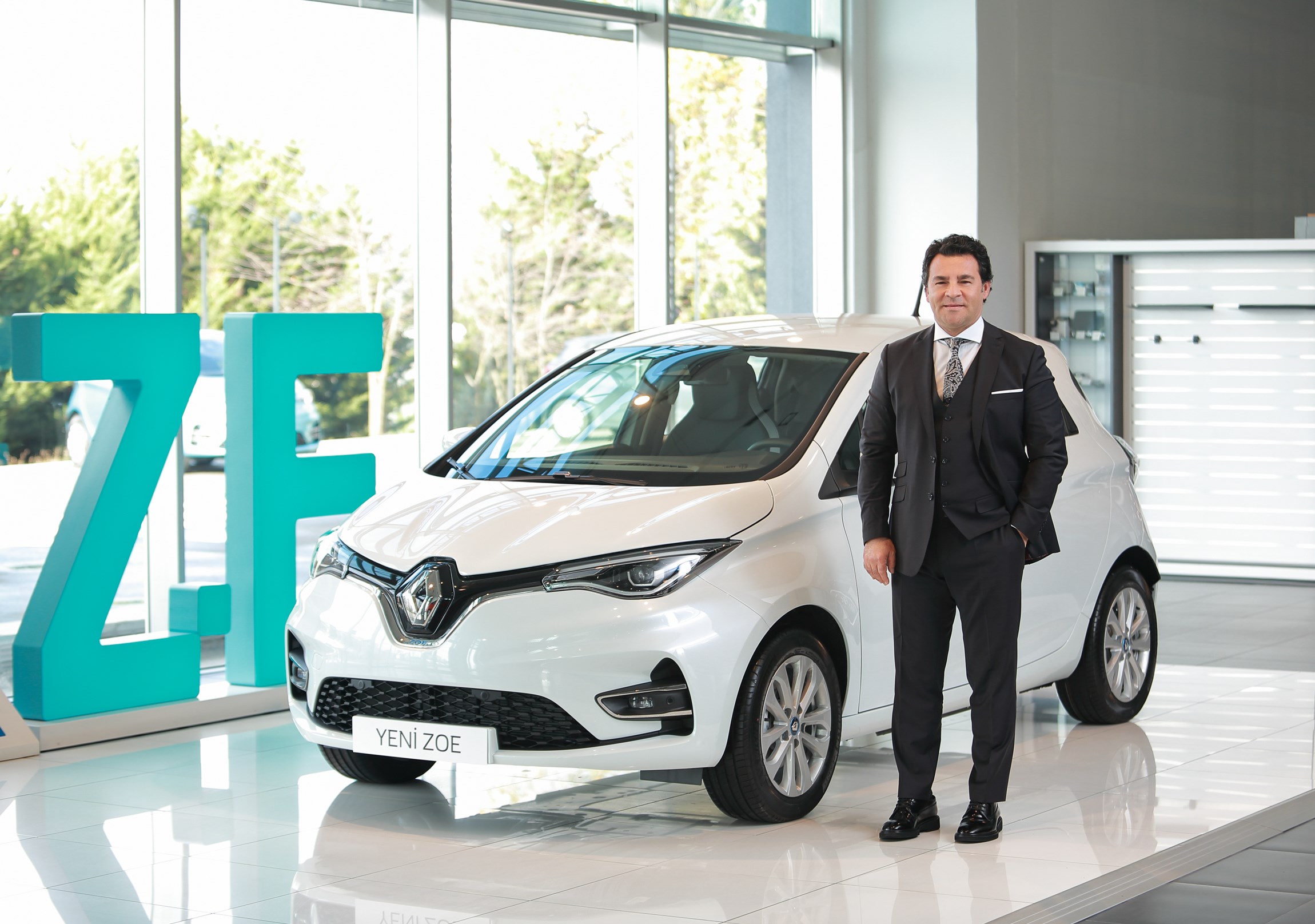 Yeni Renault ZOE Türkiye'ye geldi: İşte elektrikli otomobilin fiyat etiketi