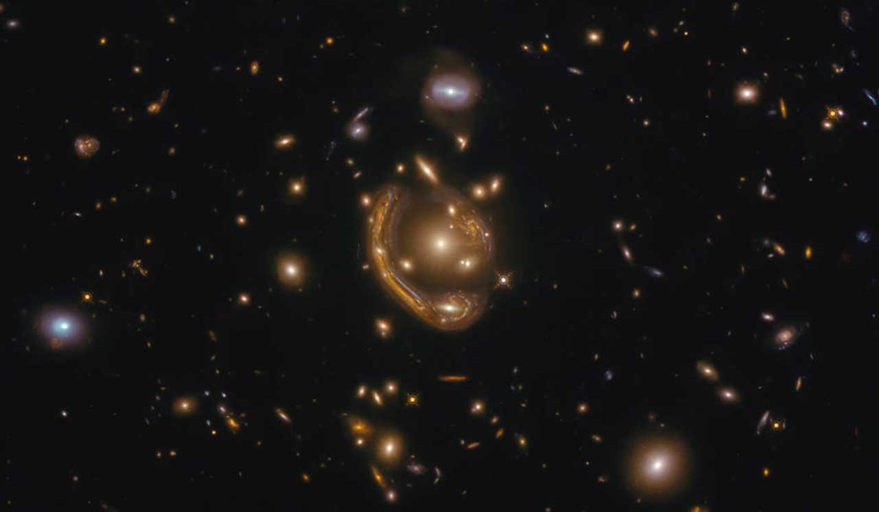 Hubble, devasa Einstein halkasının müthiş görüntüsünü yakaladı