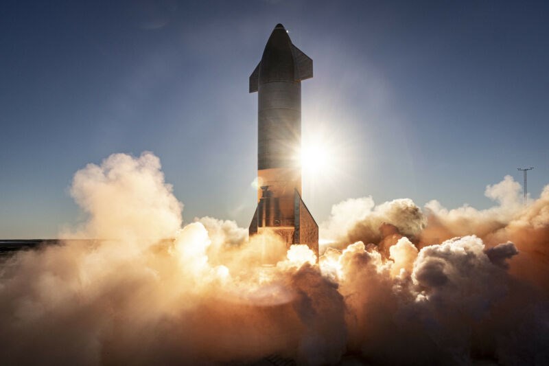 SpaceX'ten çılgın plan: Dünyanın en büyük roketini 'kuleyle yakalamaya' çalışacak