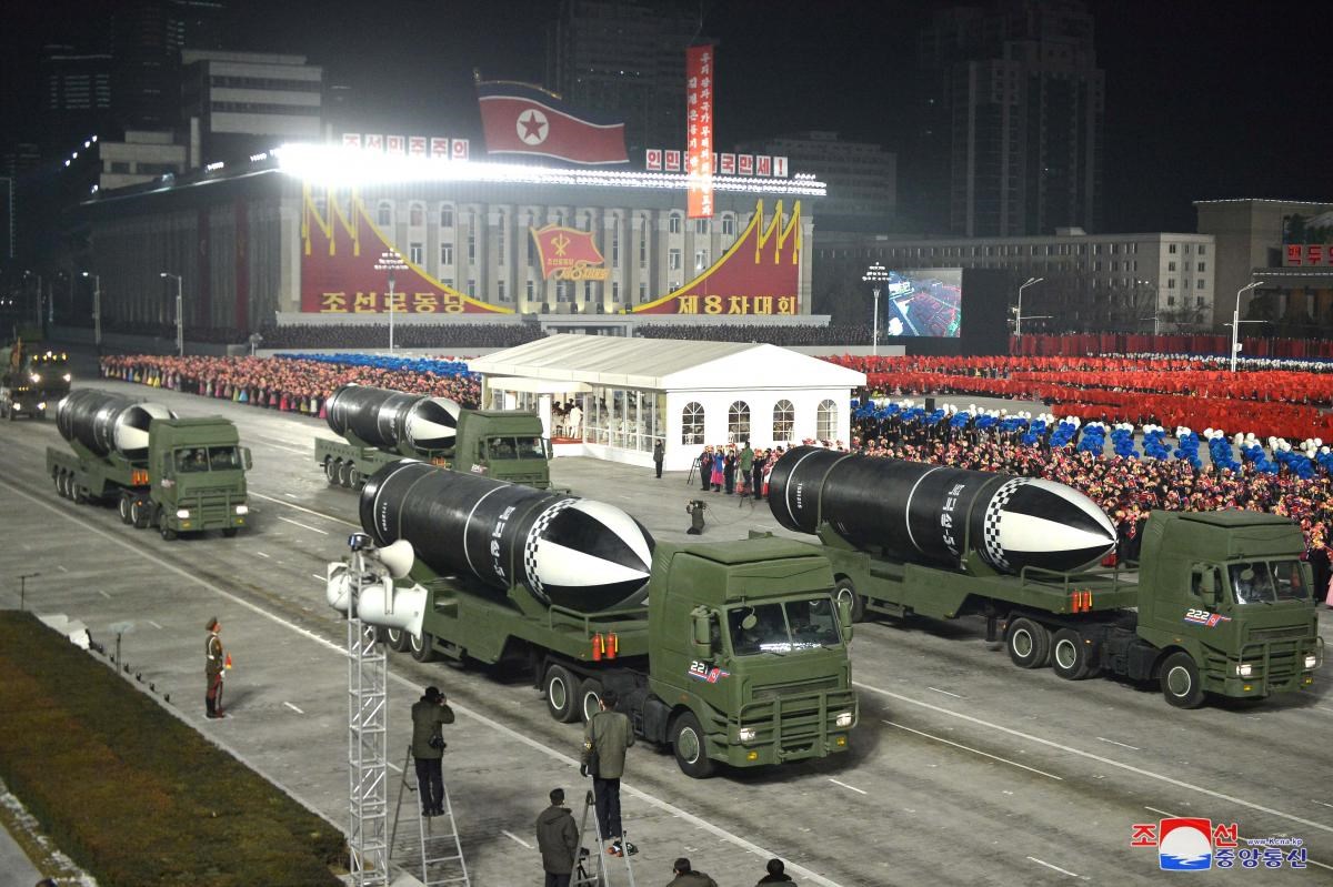 Kuzey Kore dünyanın en güçlü silahını sergileyerek gövde gösterisi yaptı