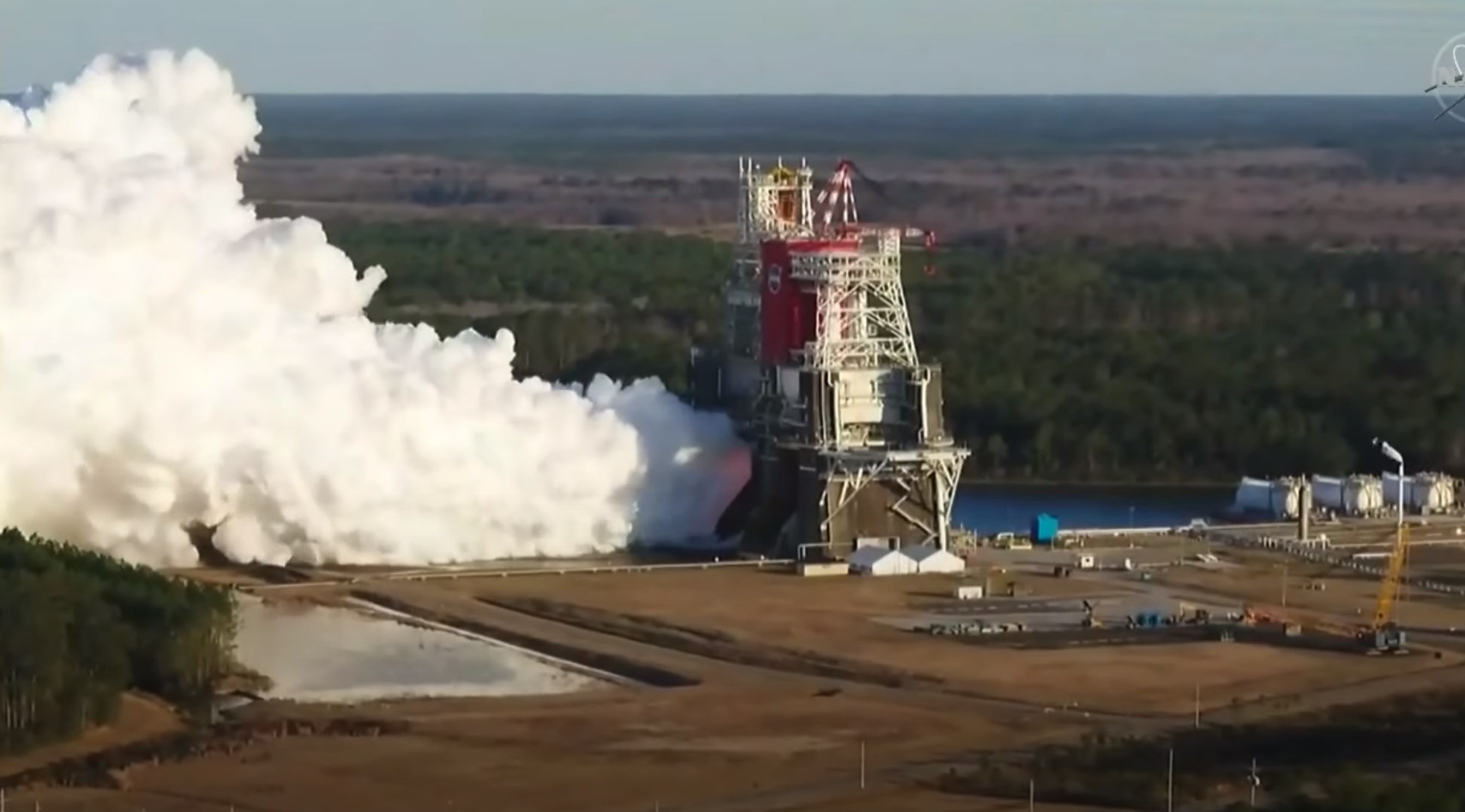 NASA, Ay roketi SLS'nin motorlarını ateşledi: İşte müthiş görüntüler (VİDEO)