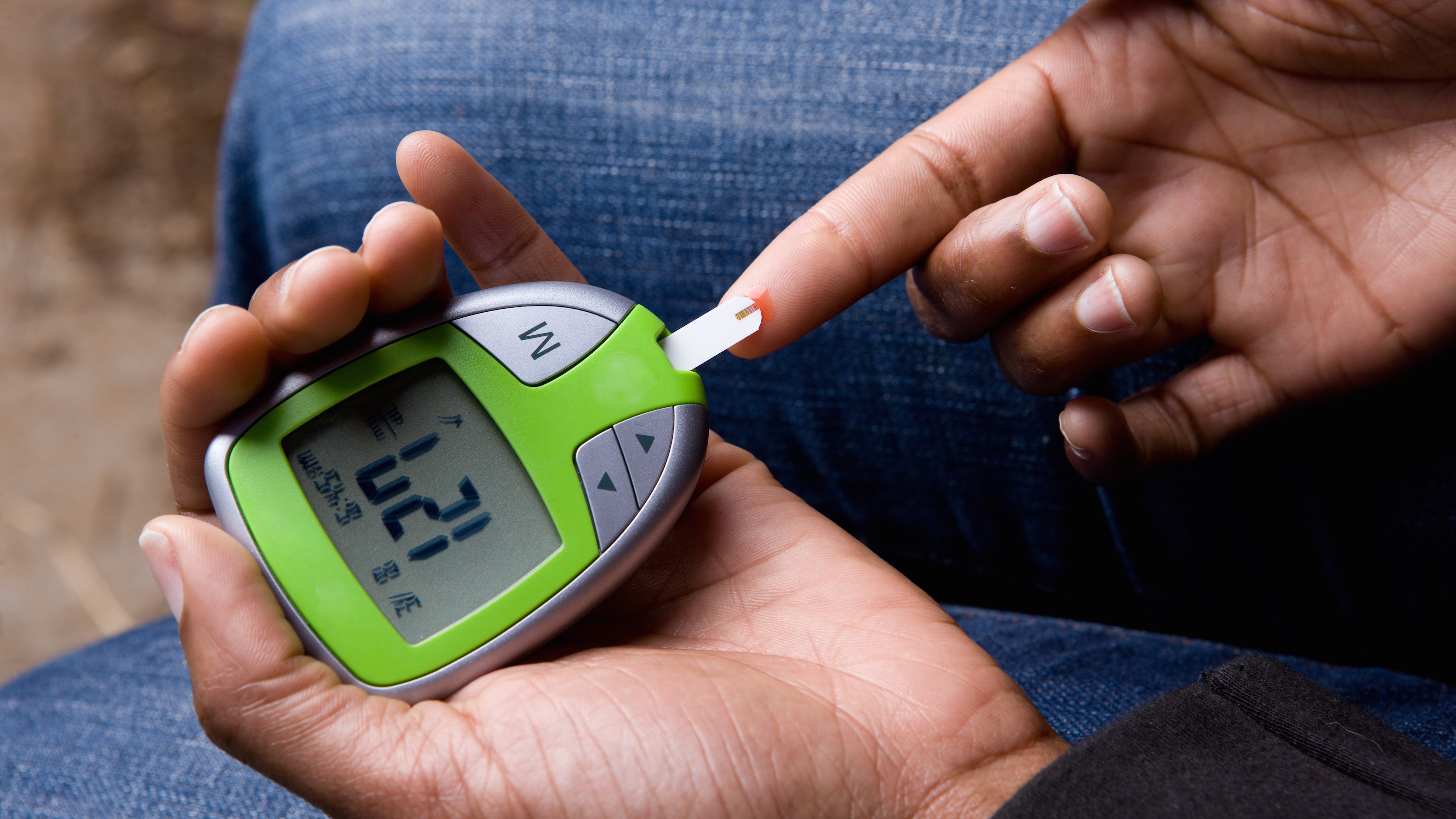 Samsung ve Apple, yeni akıllı saatlerine kan şekeri ölçüm özelliği eklemeye çalışıyor