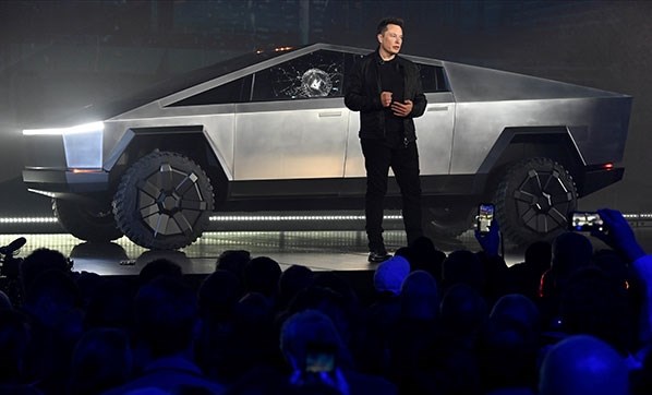 Elon Musk: 'Cybertruck'ın üretimi bu yıla yetişmeyecek'