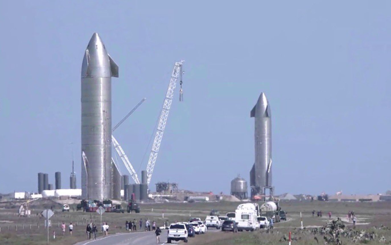 SpaceX'in uçmayı bekleyen iki yeni Starship prototopi yan yana sergilendi