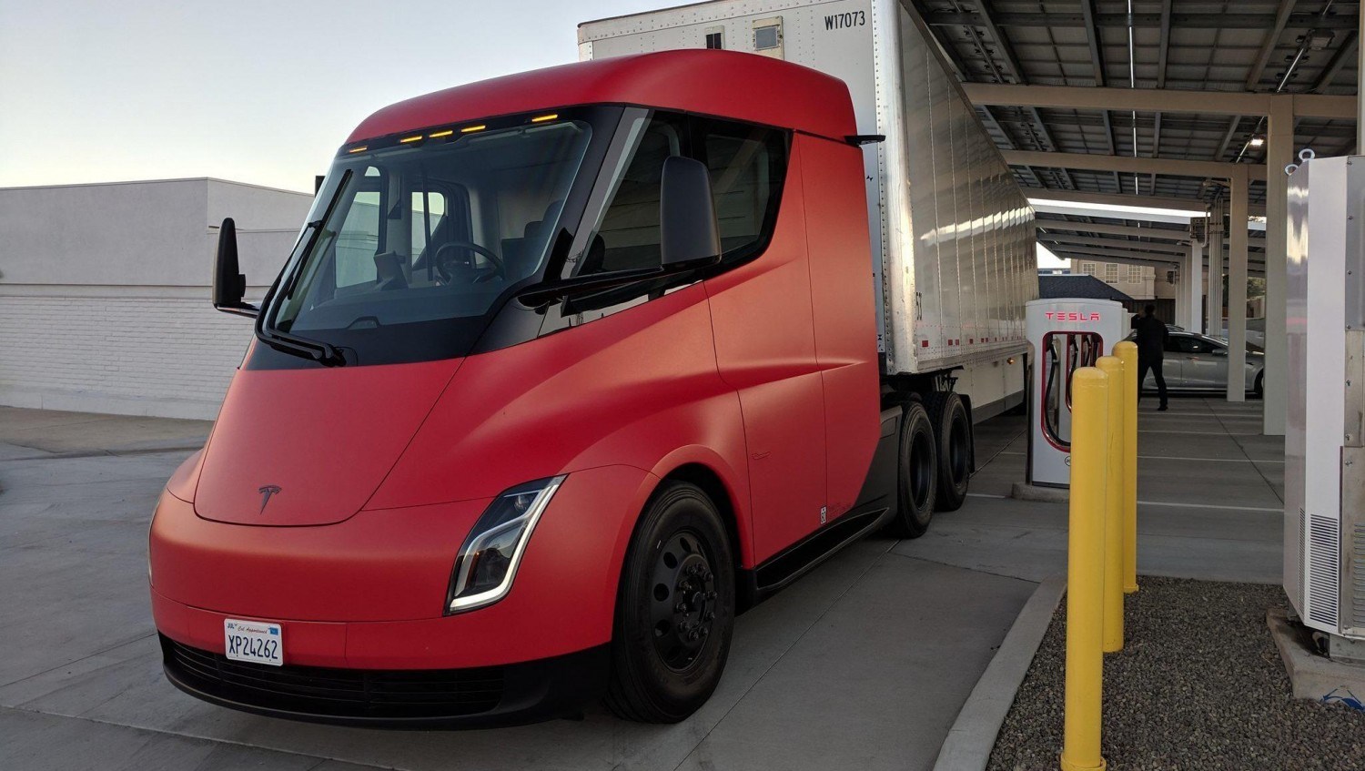 Tesla Semi elektrikli kamyon, bekleneden az menzil sunan pil ile gelecek