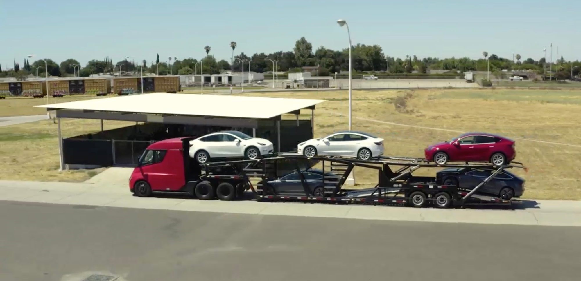 Tesla Semi elektrikli kamyon, bekleneden az menzil sunan pil ile gelecek