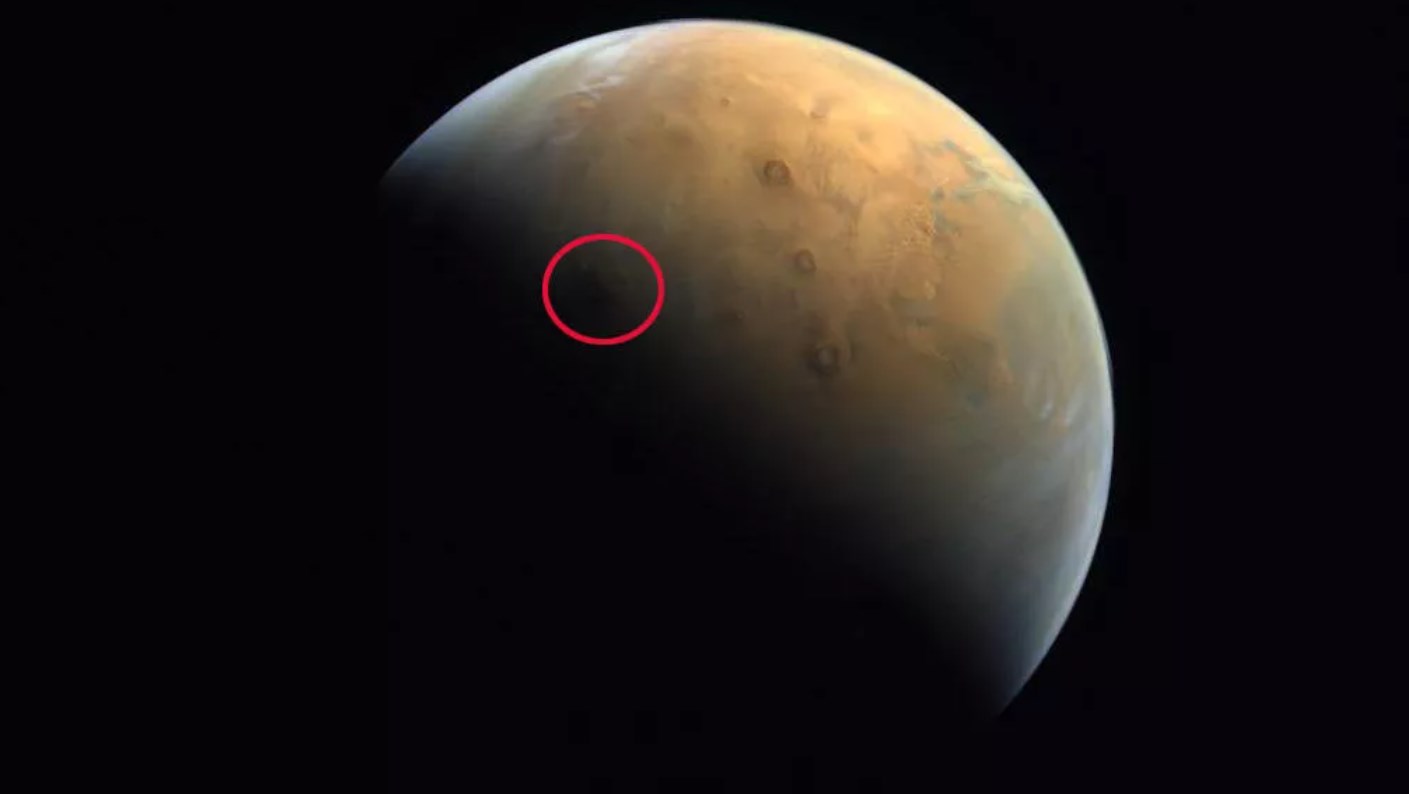 BAE'nin Mars sondasından ilk fotoğraf geldi: İşte Kızıl Gezegen