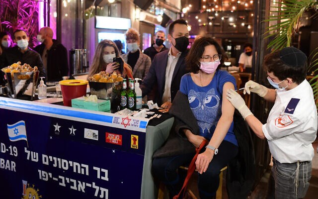 Nüfusun yüzde 40’ını aşılayan İsrail’de pozitif çıkma oranları düşüyor