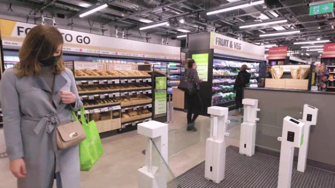 Amazon, ABD dışındaki ilk kasasız marketini Londra'da açtı