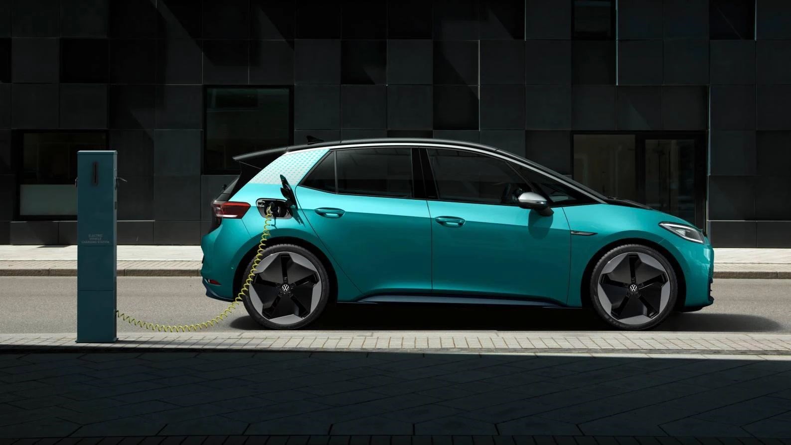 Volkswagen, elektrikli otomobiller için pil maliyetini yarıya indirmeyi hedefliyor