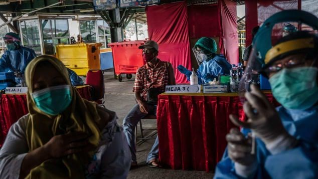 Çin hükümeti sınırlarını, Çin tarafından üretilen aşıları olanlara açtı