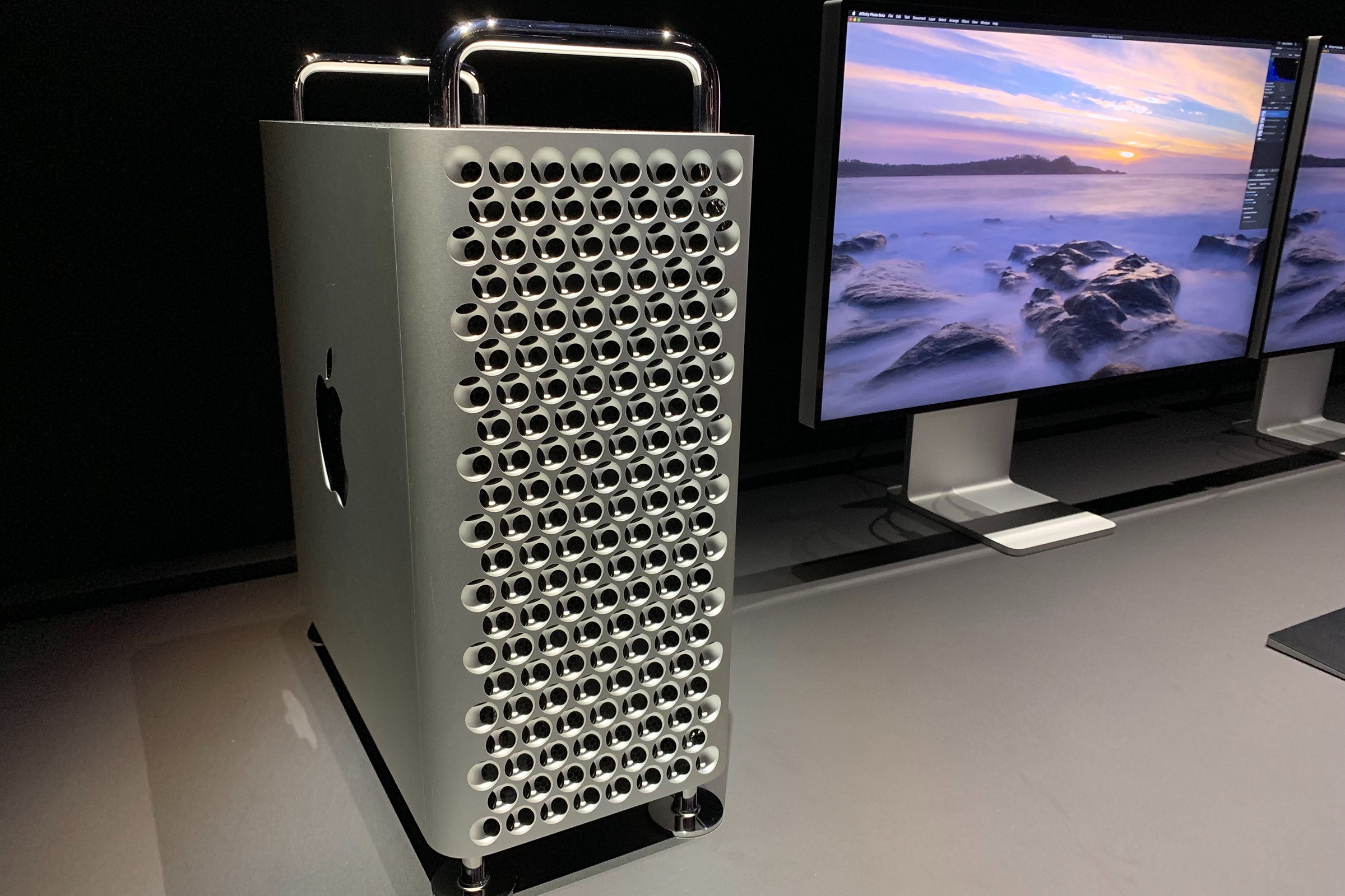 Apple, Mac Pro'nun rendeye benzeyen tasarımını iPhone'larda kullanmayı planlıyor