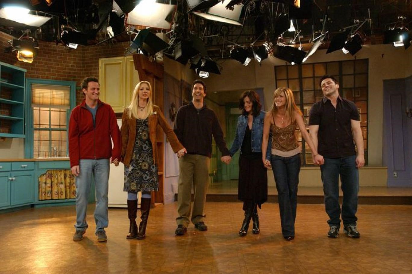 Friends dizisinin özel bölümü için çekimler başladı; ilk görseller paylaşıldı