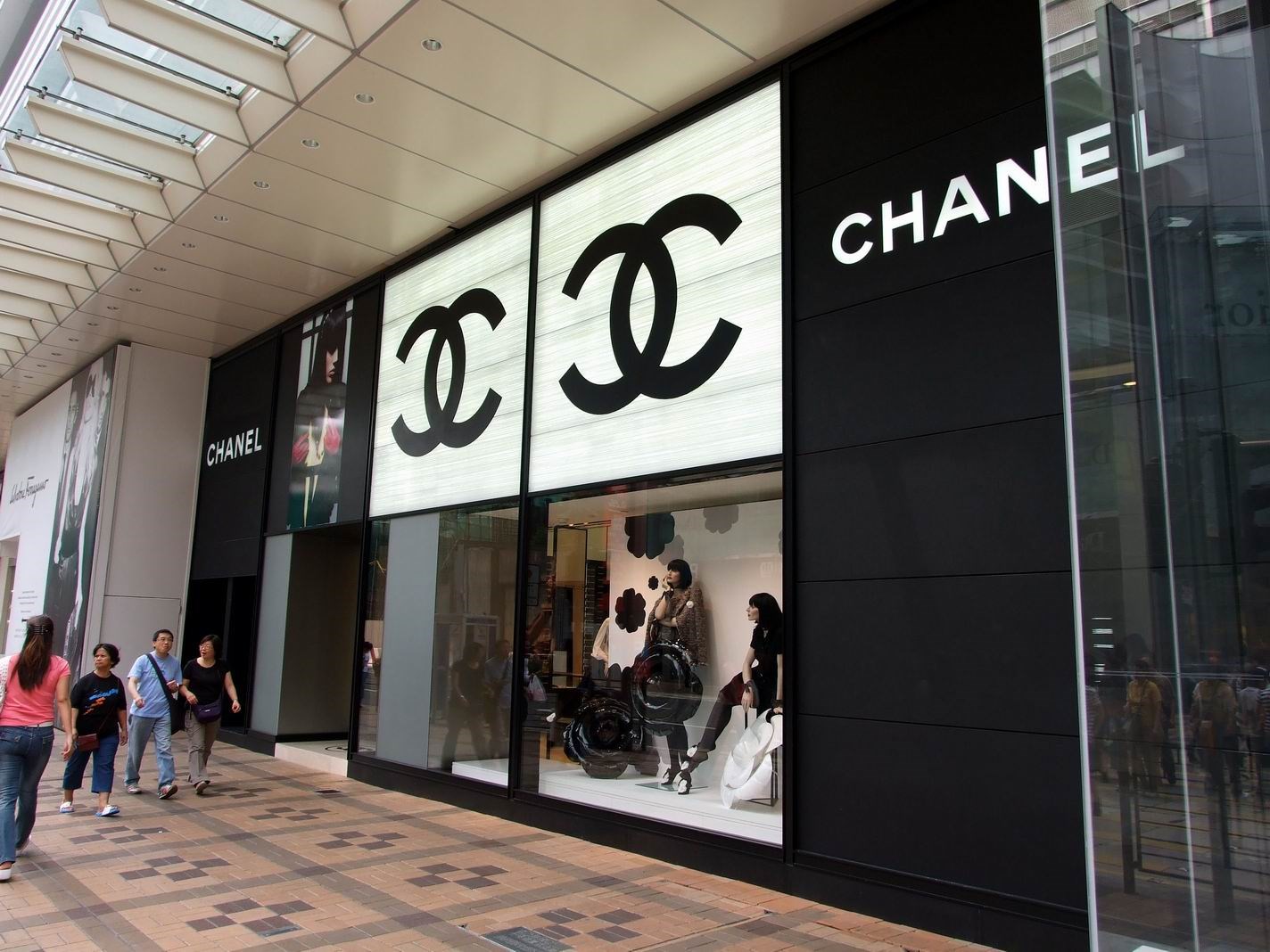 Lüks giyim markası Chanel, Huawei'ye açtığı logo benzerliği davasını kaybetti
