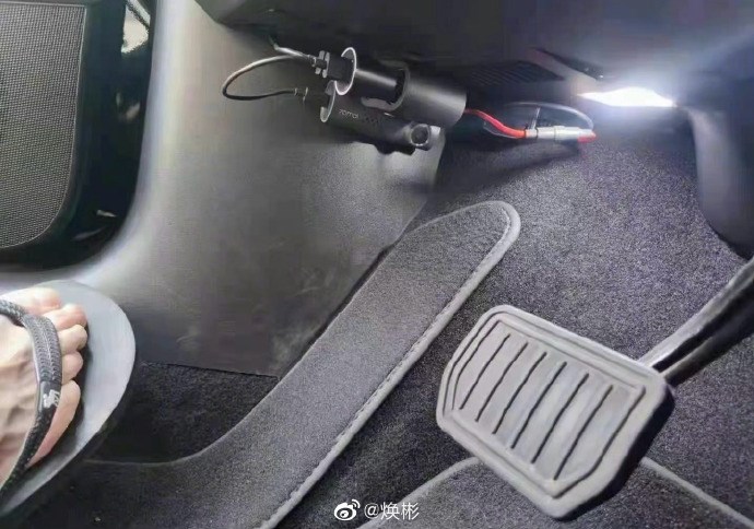 Çinli Tesla sahipleri araçlarının pedal tertibatına kamera sistemi kurmaya başladı