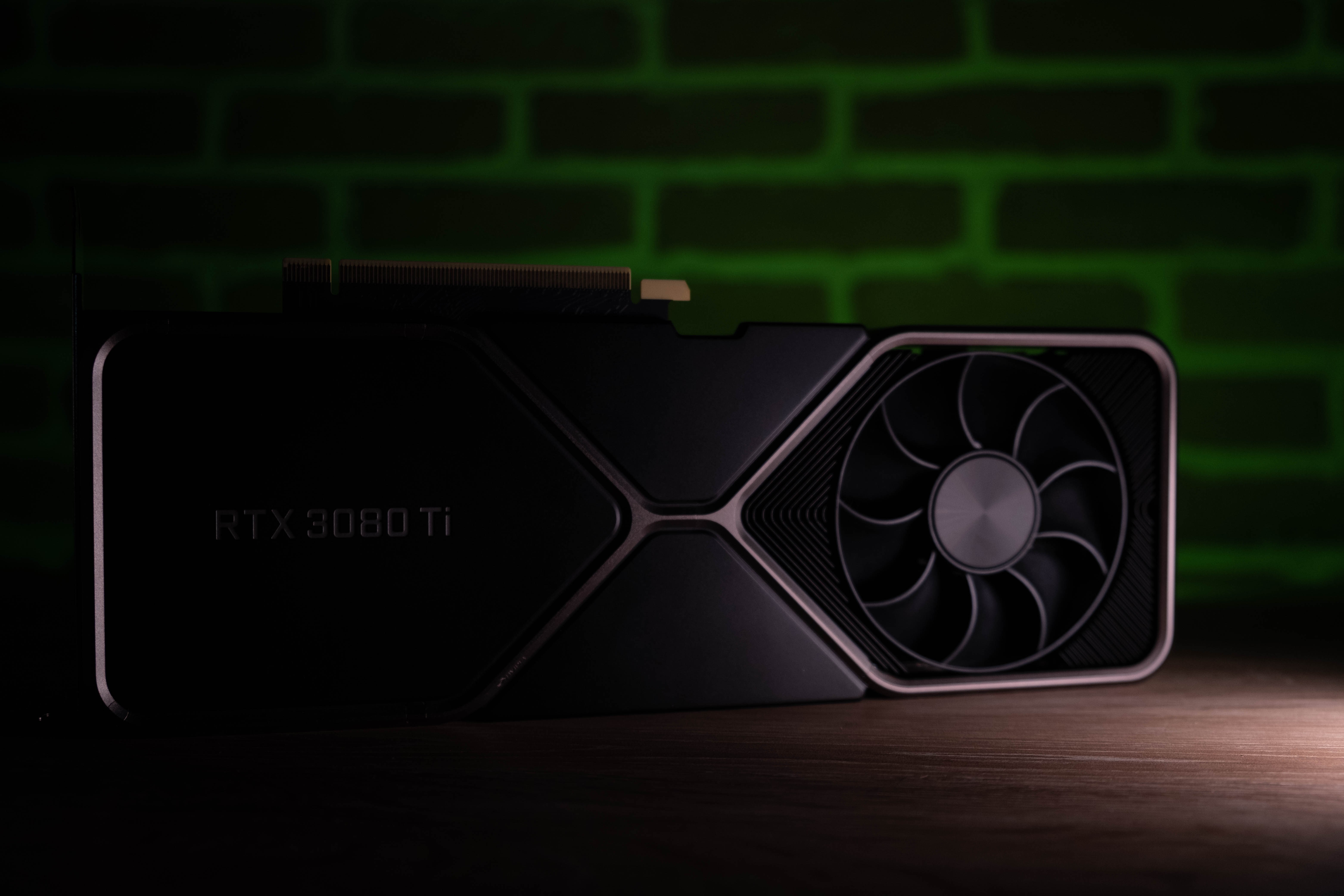 GeForce RTX 3080 Ti mercek altında