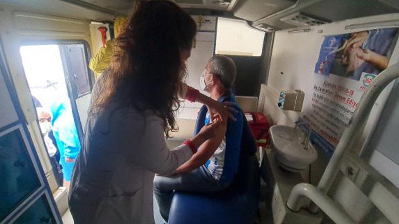 Mobil ekiplerle yerinde aşı uygulaması başladı