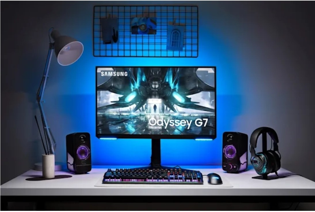 Samsung Odyssey G7 28 ve G5 27 düz ekranla geliyor