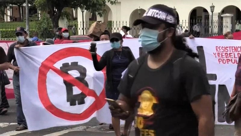 El Salvadorlular Bitcoin yasasını protesto ediyor