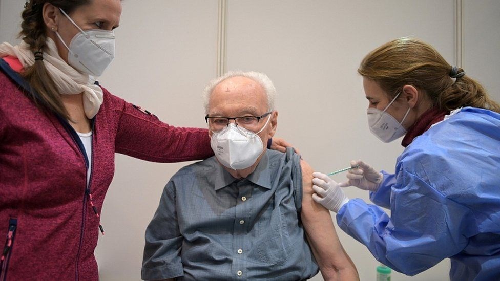 Almanya’da bir hemşire Covid aşısını tuzlu su ile değiştirdi