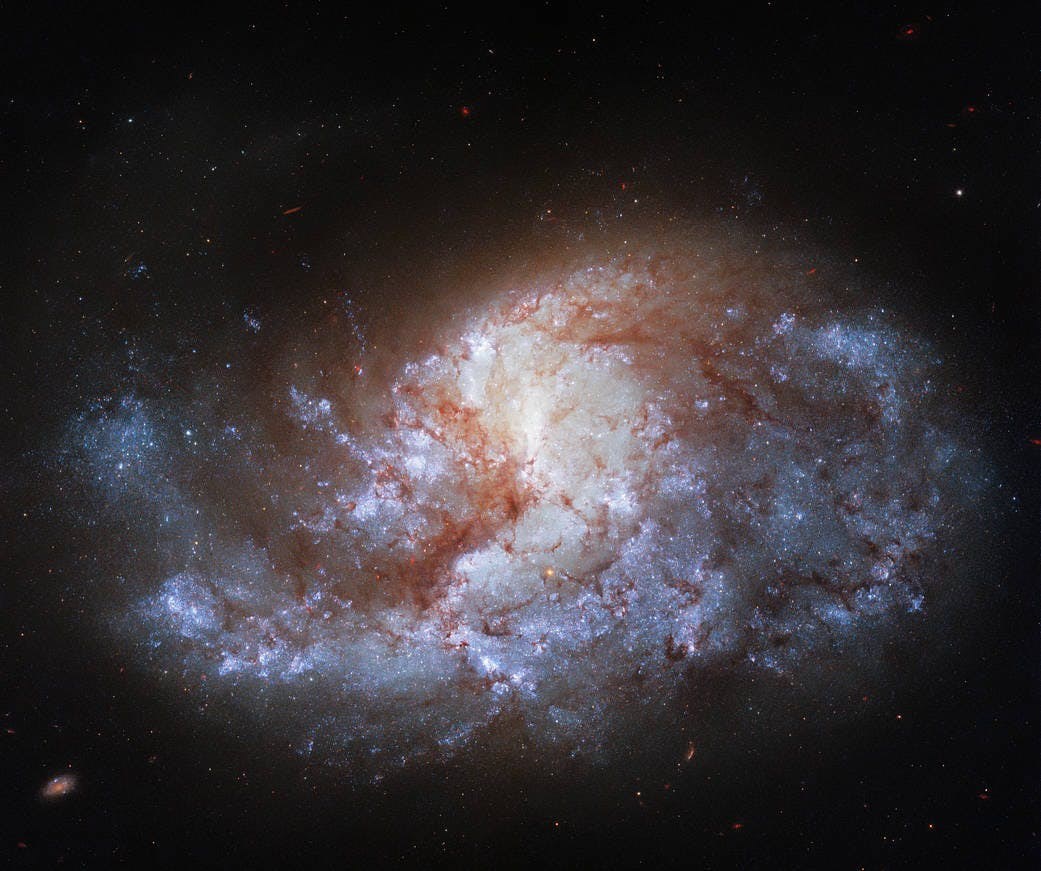 Hubble, NGC 1385 galaksisinin 'nefes kesici' fotoğrafını çekti