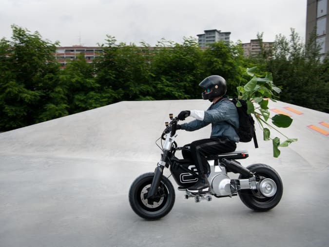 BMW, bisiklet ile motosiklet karışımı yeni aracını tanıttı