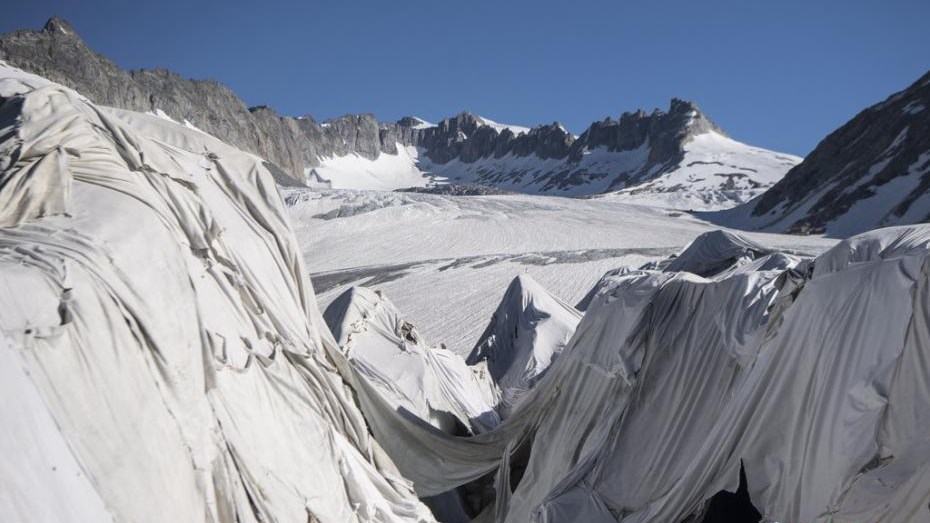 Titlis Dağı'nda battaniyeyle örtülmüş buzullar