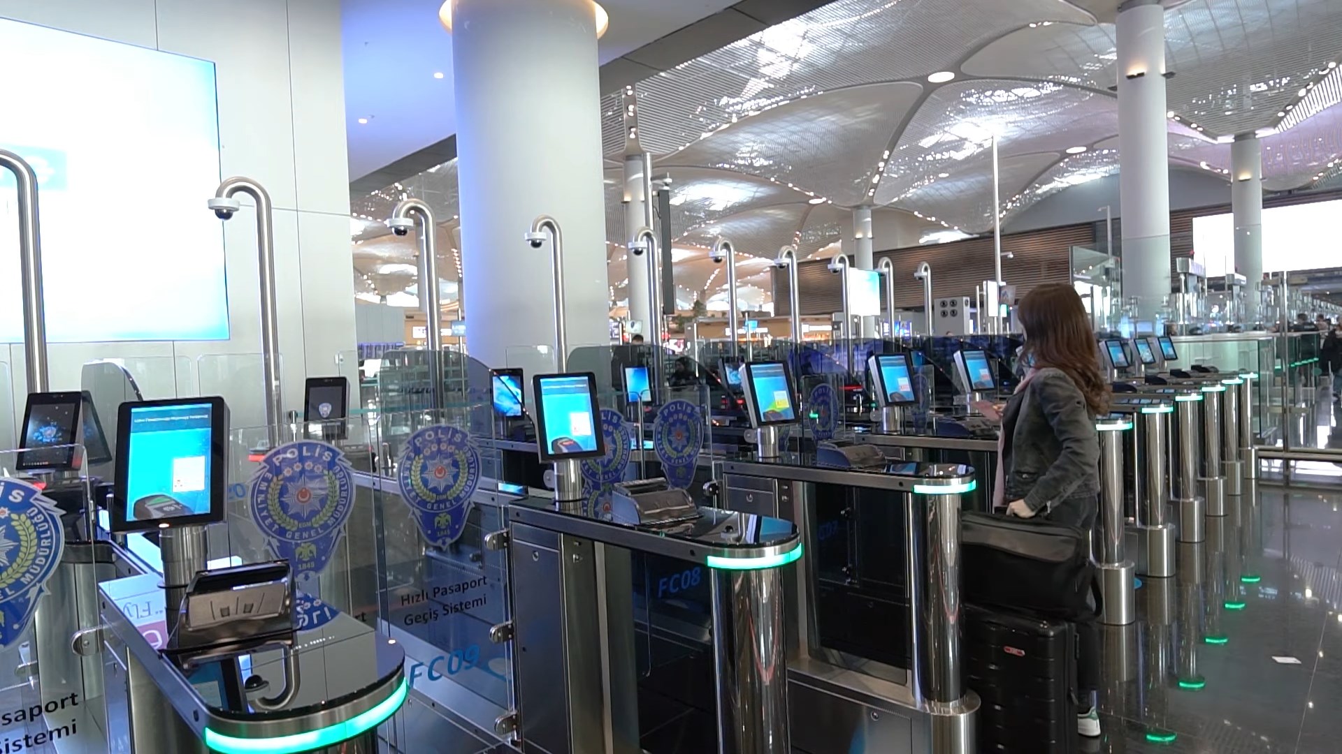 İstanbul Havalimanı'nda pasaport işlemleri saniyeler sürüyor